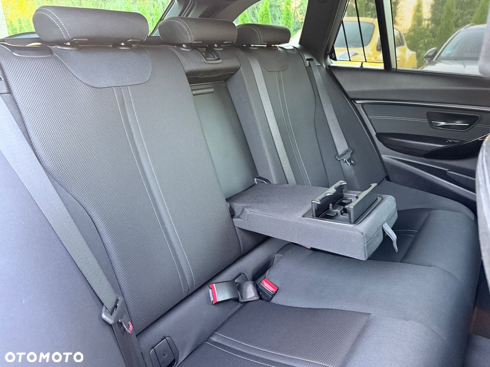 BMW Seria 3 318d Sport Line - 24