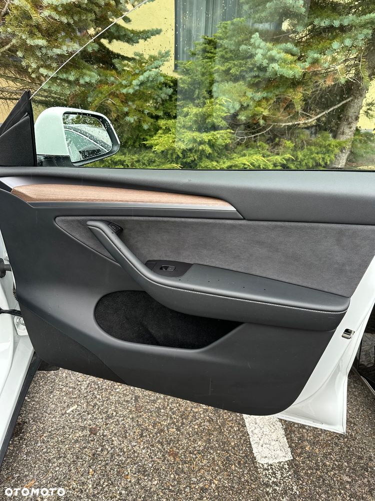 Tesla Y Long Range AWD - 11