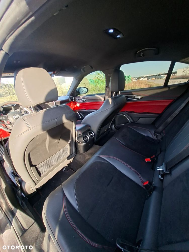 Alfa Romeo Giulia 2.9 V6 Bi-Turbo AT8 Quadrifoglio - 8