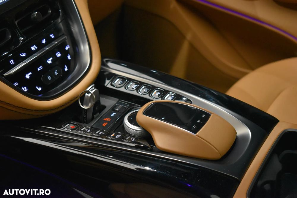 Aston Martin DBX - 16