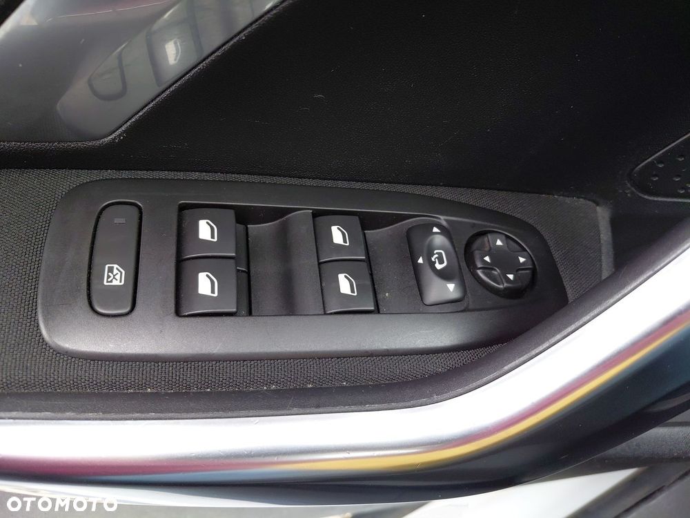 Peugeot 2008 1.2 Pure Tech GPF Allure S&S EAT6 - 23