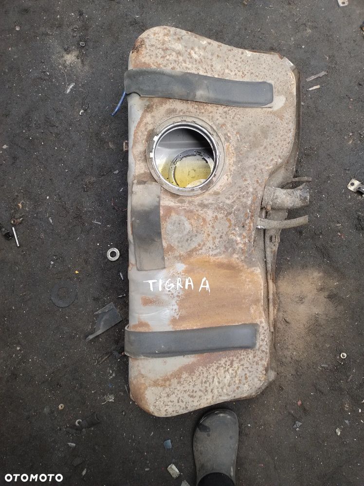 OPEL TIGRA A 1,4 16V  bak zbiornik paliwa - 1