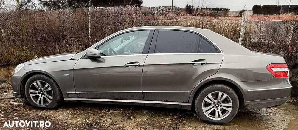 Dezmembrez Mercedes E class 220 2.2 motor defect - 4