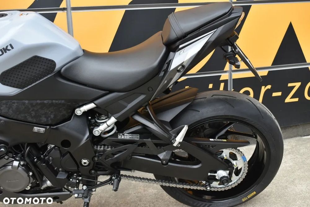 Suzuki GSX - 11