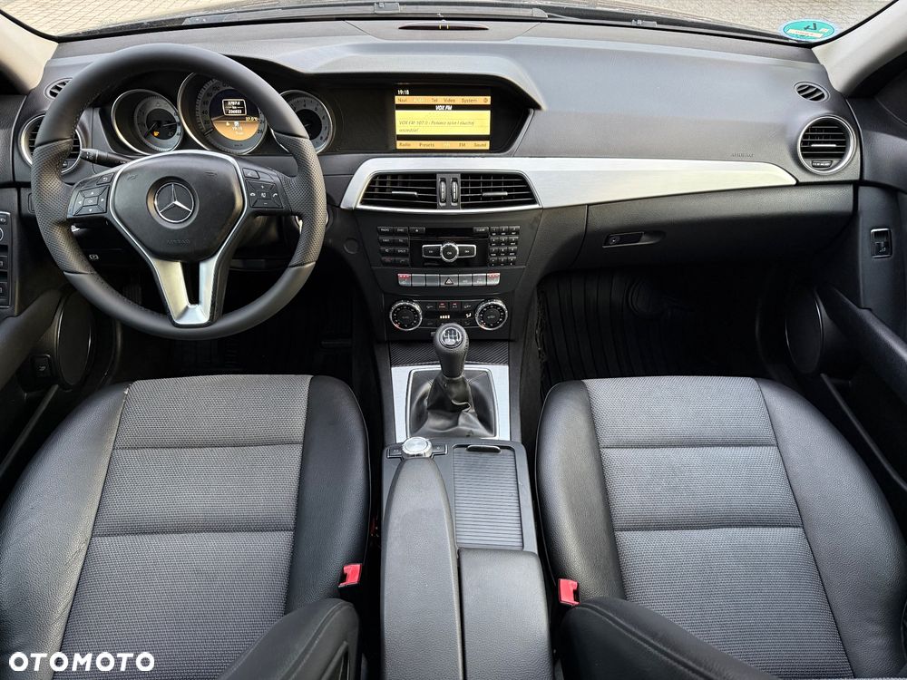 Mercedes-Benz Klasa C 180 CGI BlueEFFICIENCY Avantgarde - 27