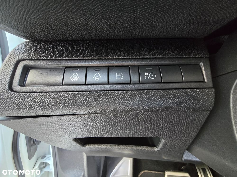 Peugeot 3008 1.6 PureTech HYbrid GT Line S&S EAT8 - 32