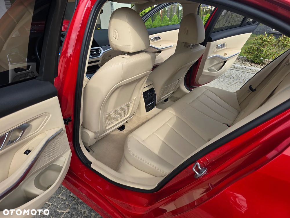 BMW Seria 3 318d mHEV - 17