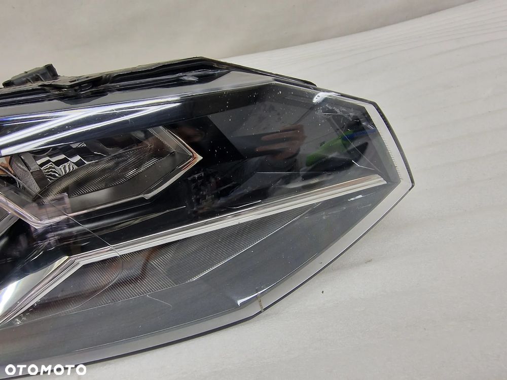 VW POLO 2G VI 17- PRAWA LAMPA PRZEDNIA PRZÓD , NR 2G1941006 , NR AUKCJI LL616 - 6