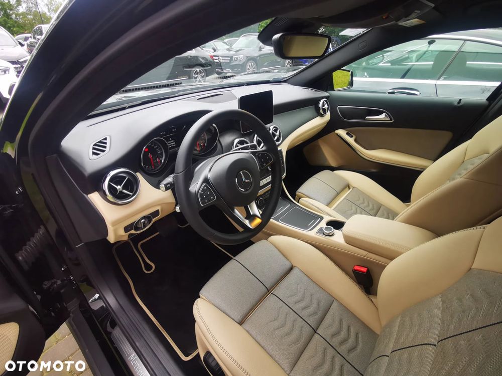 Mercedes-Benz GLA 200 7G-DCT - 11