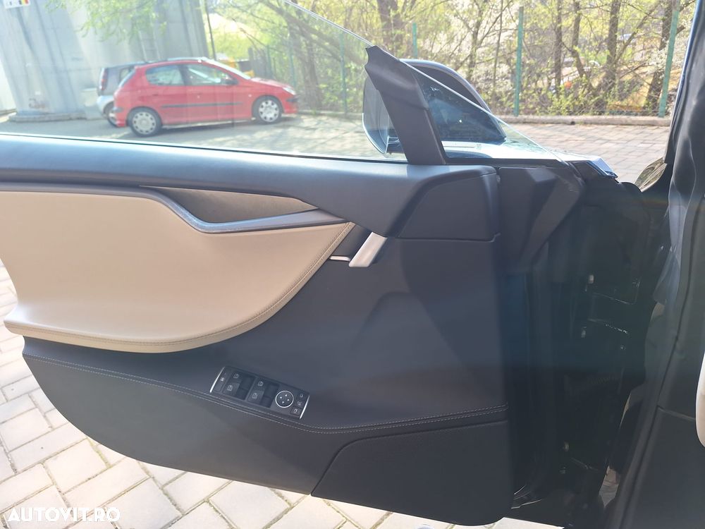 Tesla Model S - 5