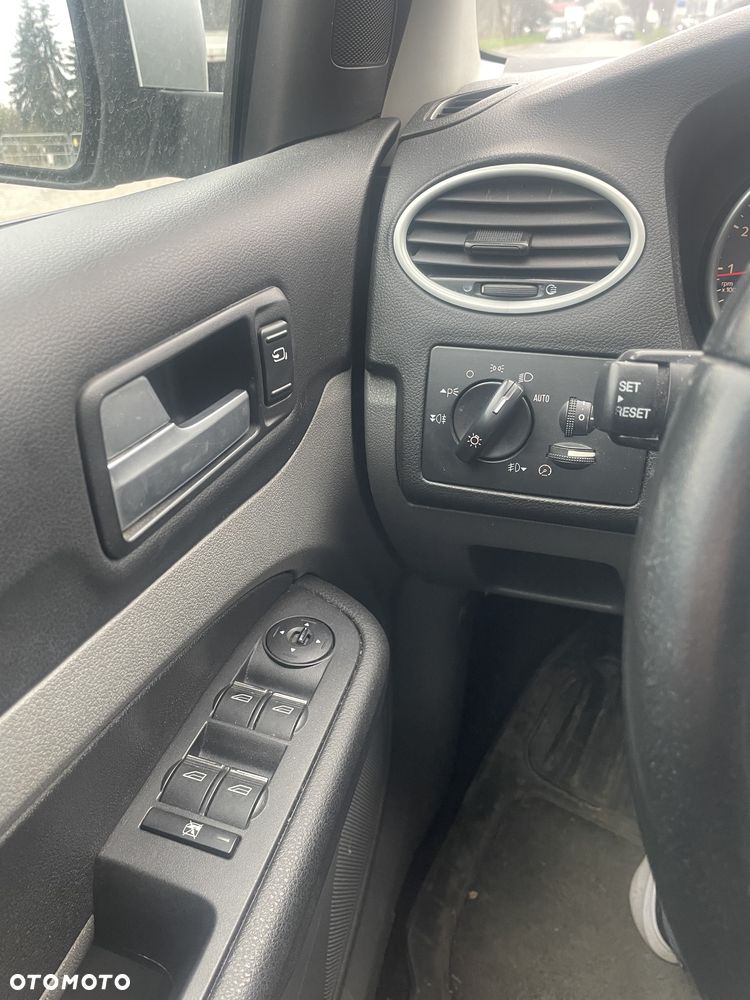 Ford Focus 1.6 Ambiente - 11