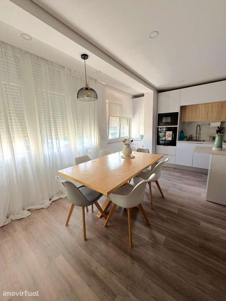 Apartamento T3 Renovado com Cozinha Open Space – Av. Bento Jesus Caraç - Grande imagem: 5/22