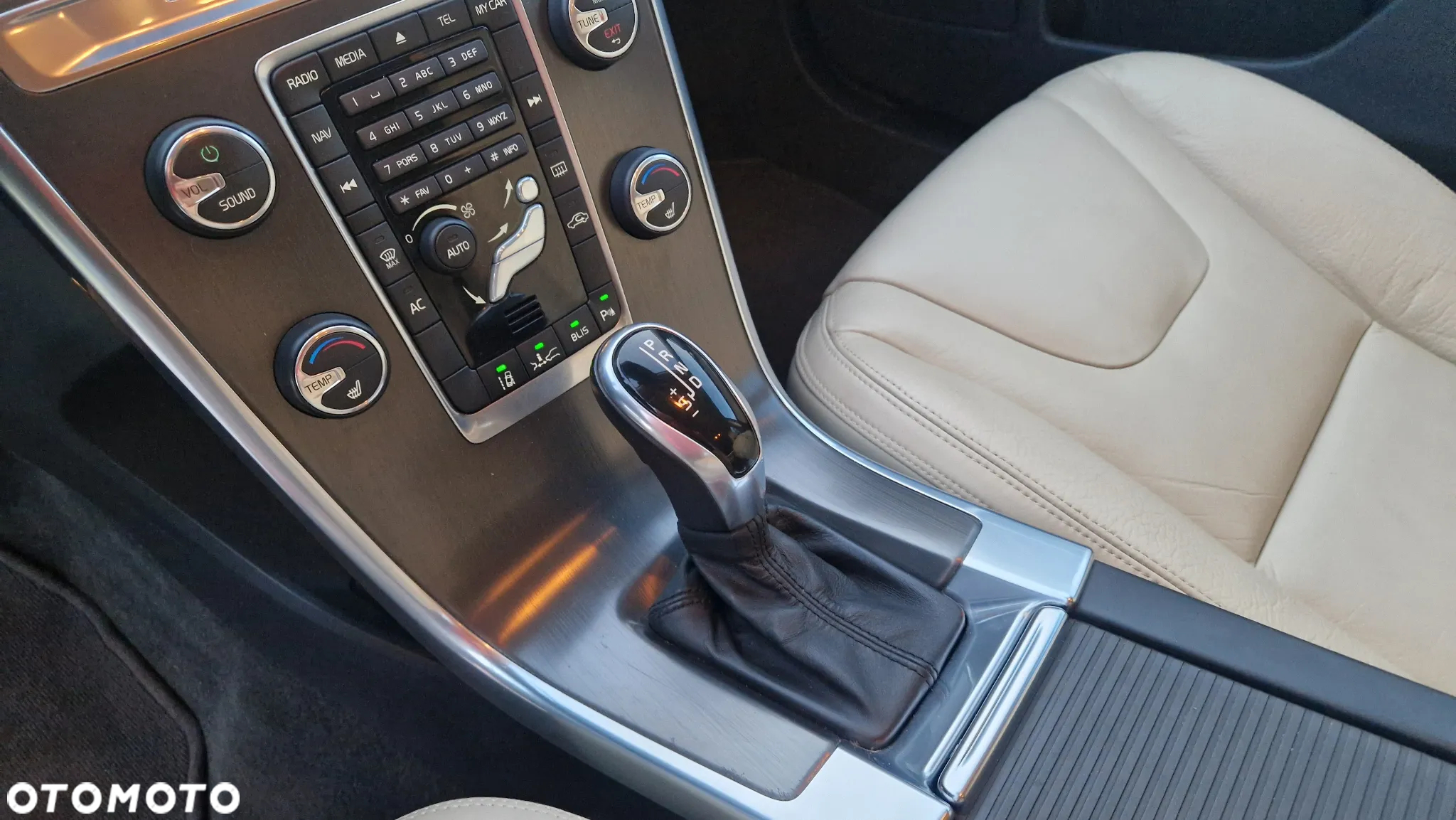 Volvo XC 60 D4 Geartronic Momentum - 17