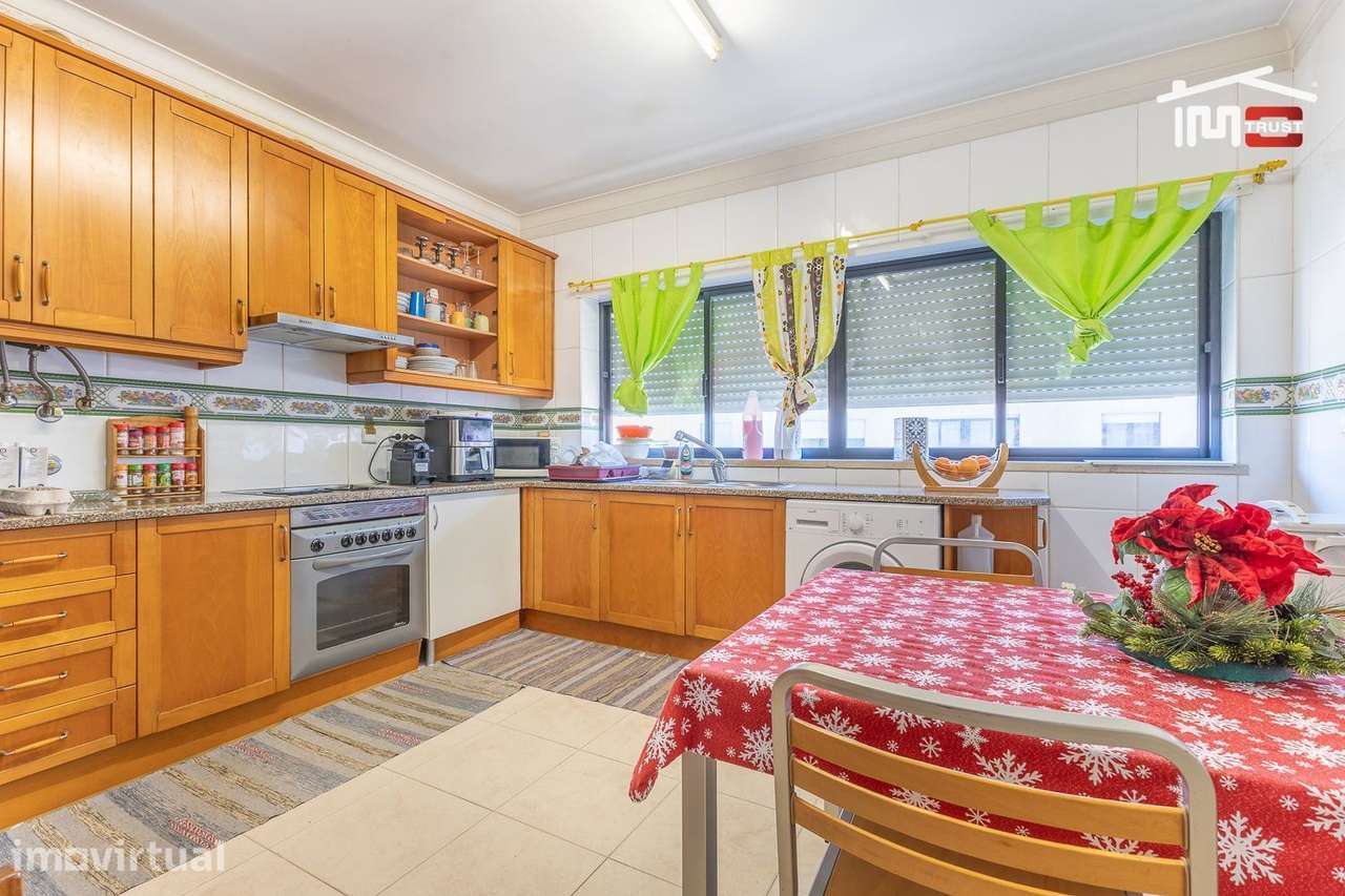 Apartamento T3 Espaçoso com Varanda arrecadação e Parqueamento - Vista 2