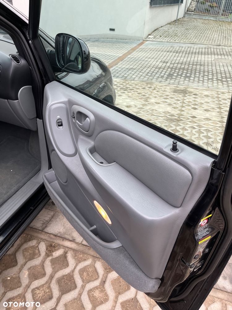 Chrysler Grand Voyager 2.8 CRD LX - 17