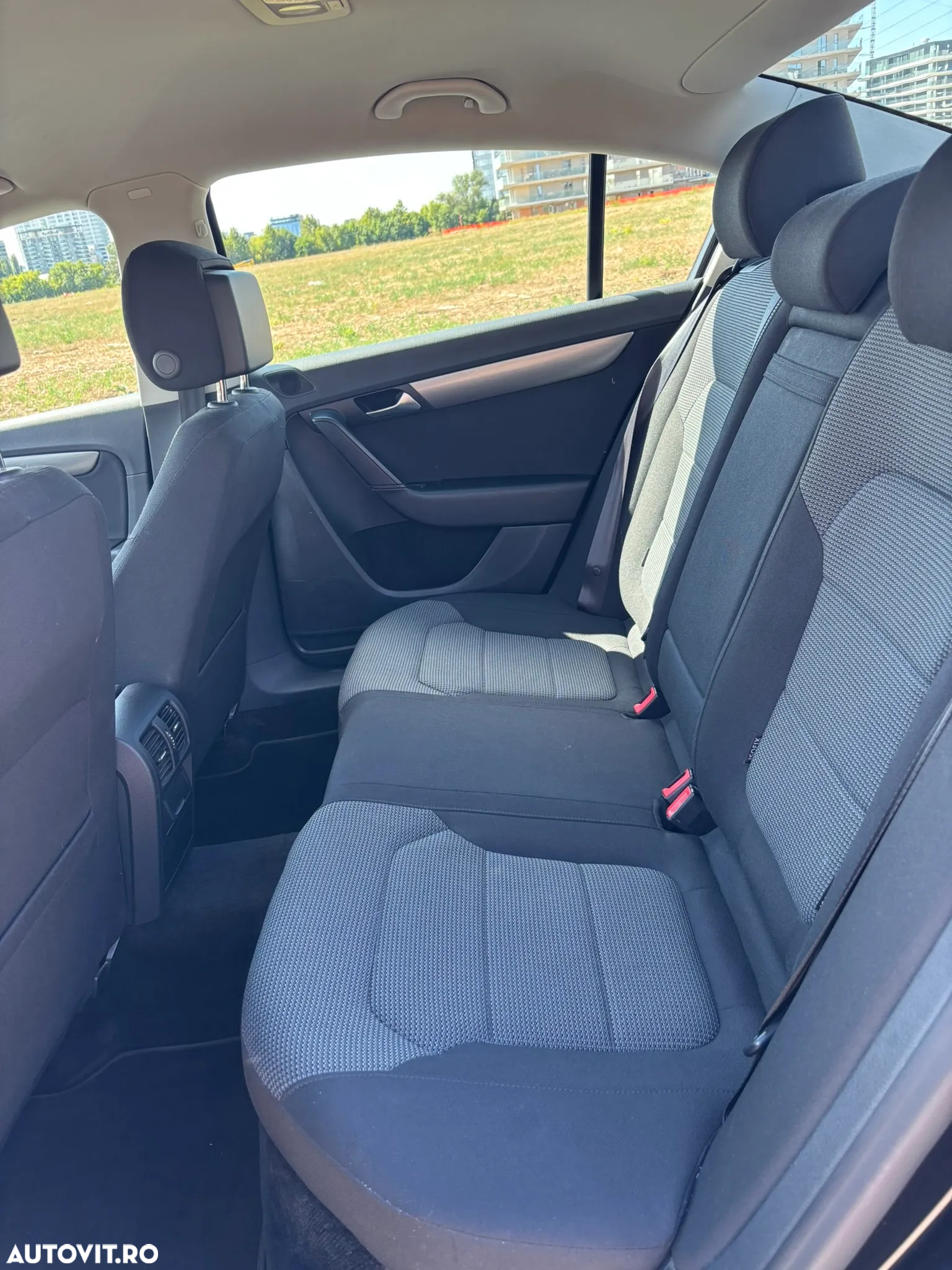 Volkswagen Passat 2.0 TDI BlueMotion Tehnology DSG Comfortline - 9