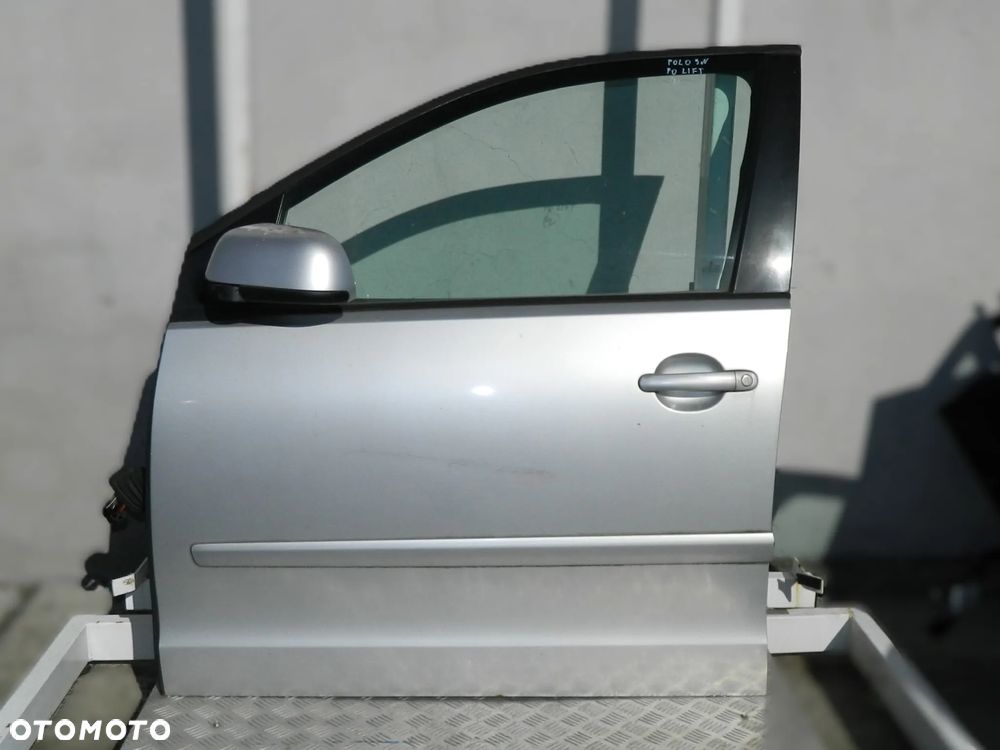 VW Polo 9N 5D drzwi prawy przód LA7W