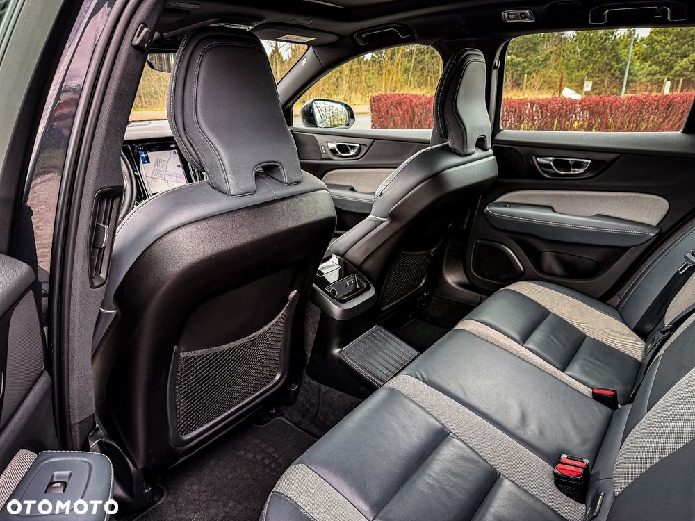 Volvo V60 T8 AWD Twin Engine Geartronic R-Design - 24