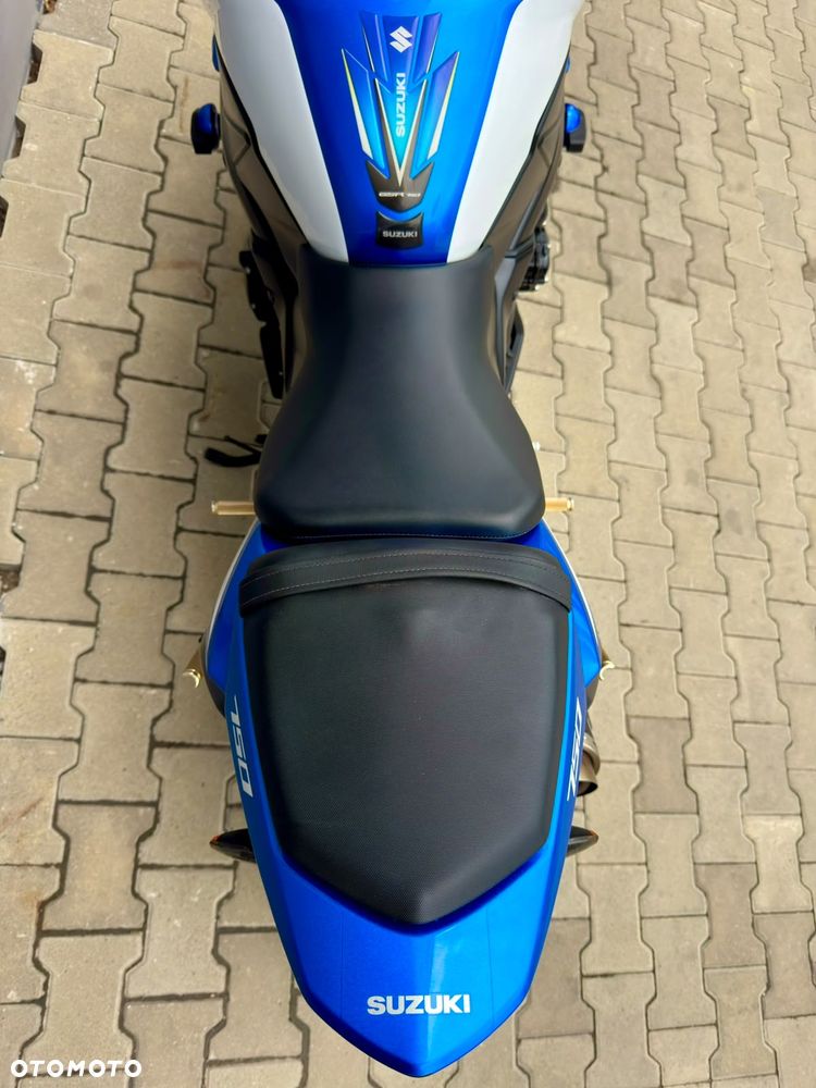 Suzuki GSR - 16