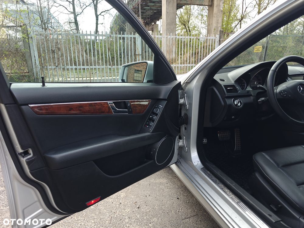 Mercedes-Benz Klasa C 300 Avantgarde 4-Matic - 13