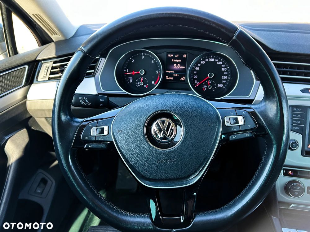 Volkswagen Passat - 22