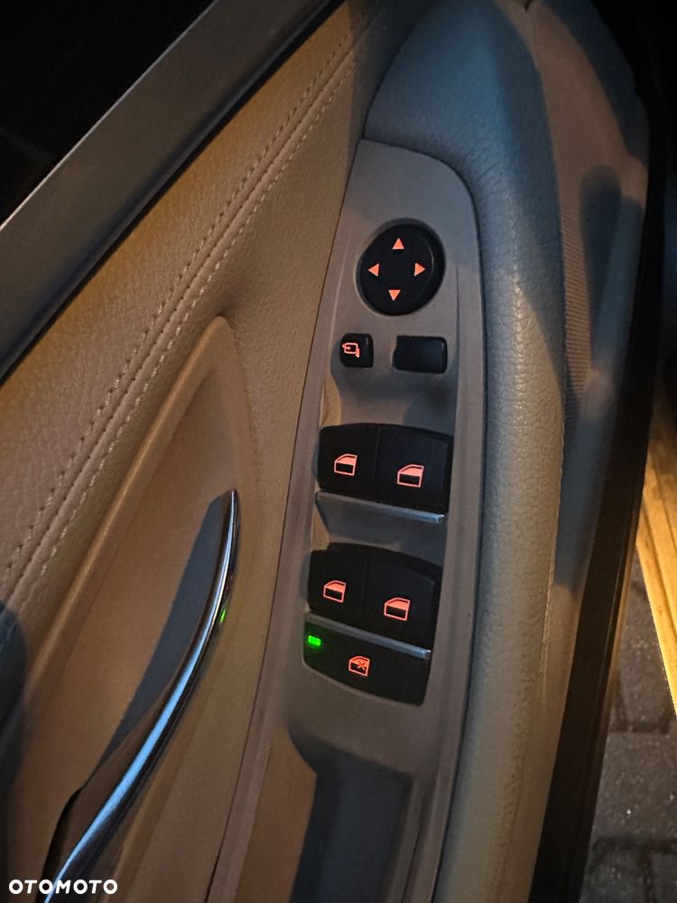 BMW Seria 5 528i Sport-Aut - 25