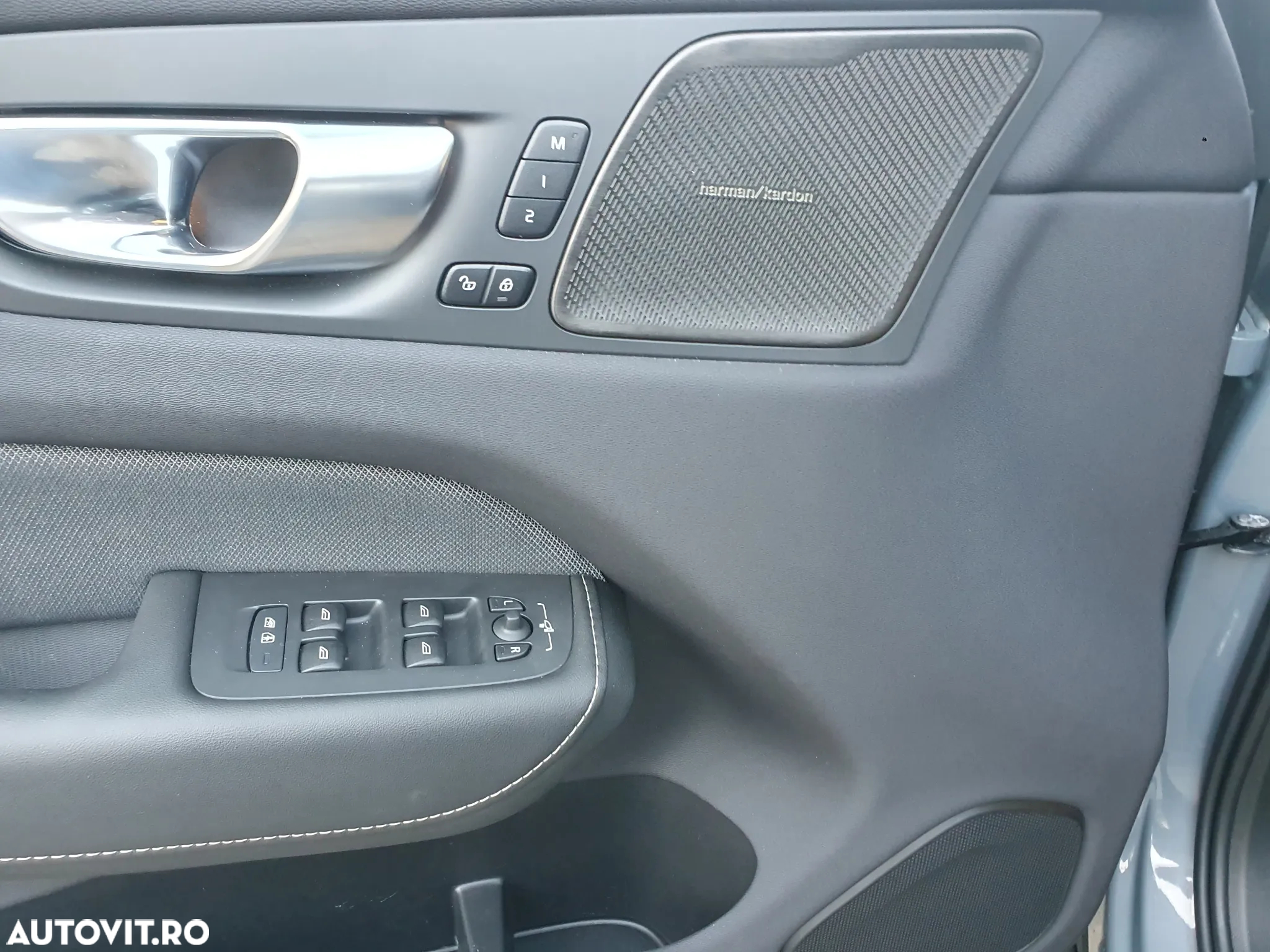 Volvo XC 60 B4 MHEV AT FWD Plus Dark - 12