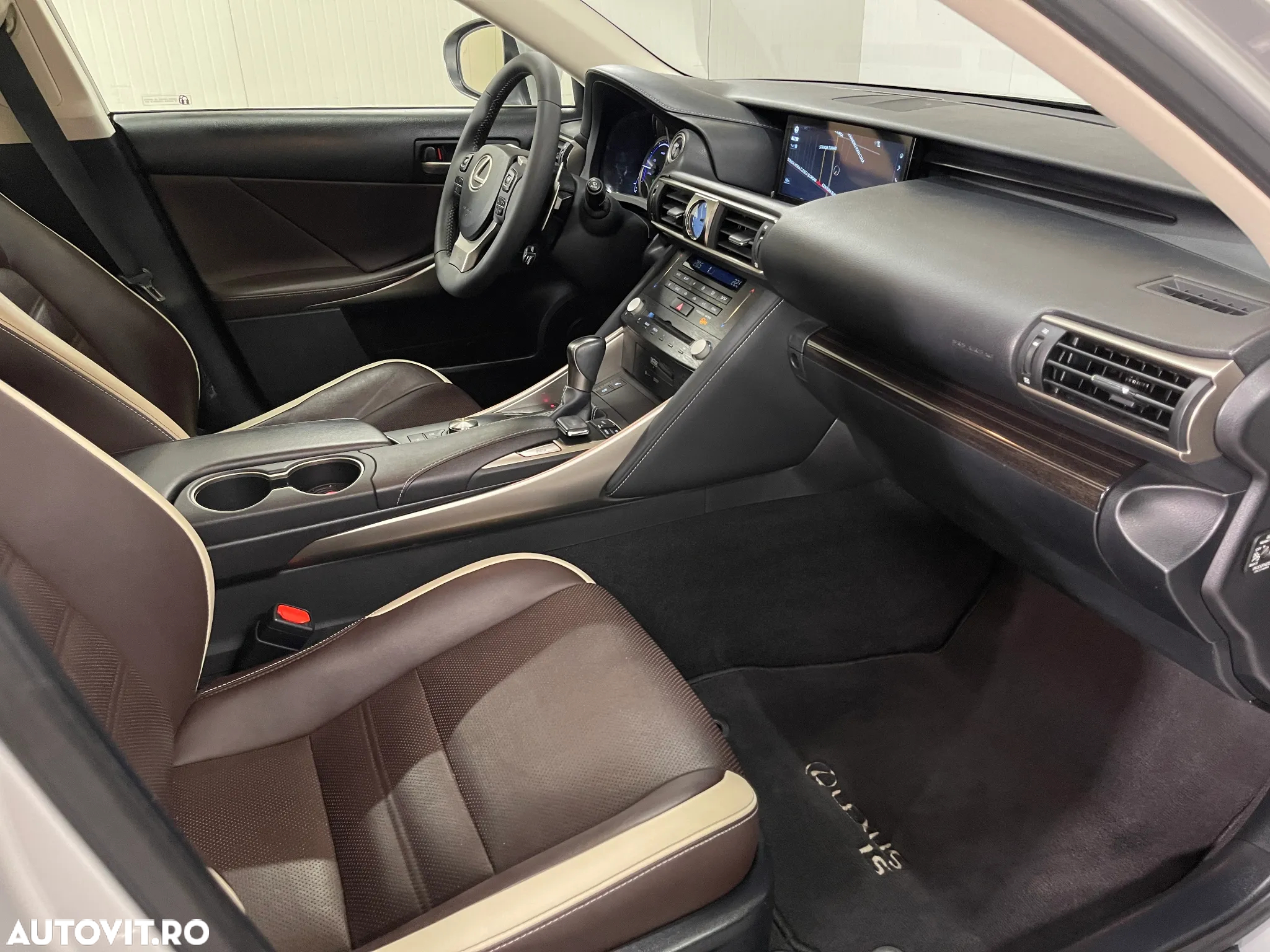 Lexus Seria IS 300h Executive - 11