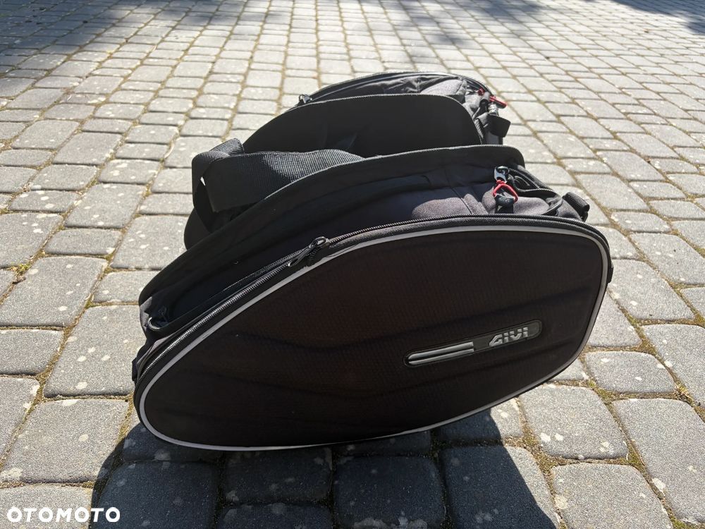 Suzuki GSR - 8