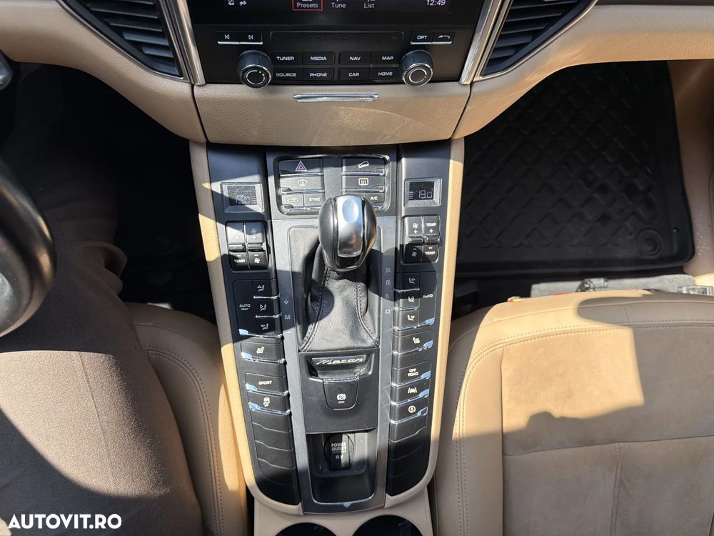 Porsche Macan - 24