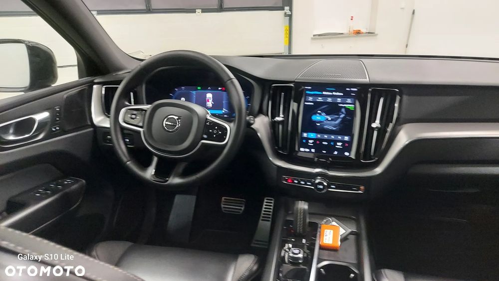Volvo XC 60 B4 D AWD Ultimate Dark - 17