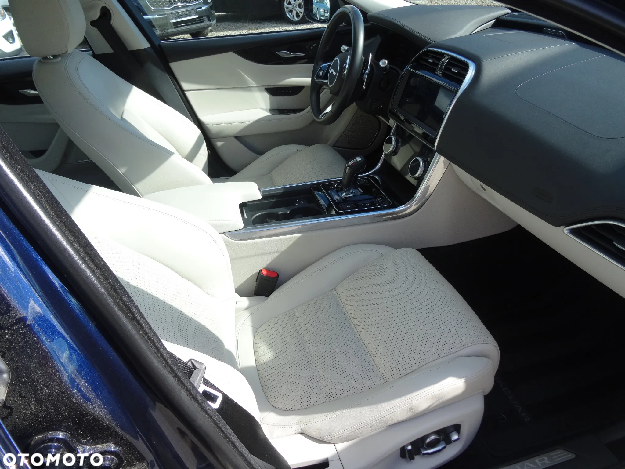 Jaguar XE 2.0 D180 R-Dynamic SE - 15