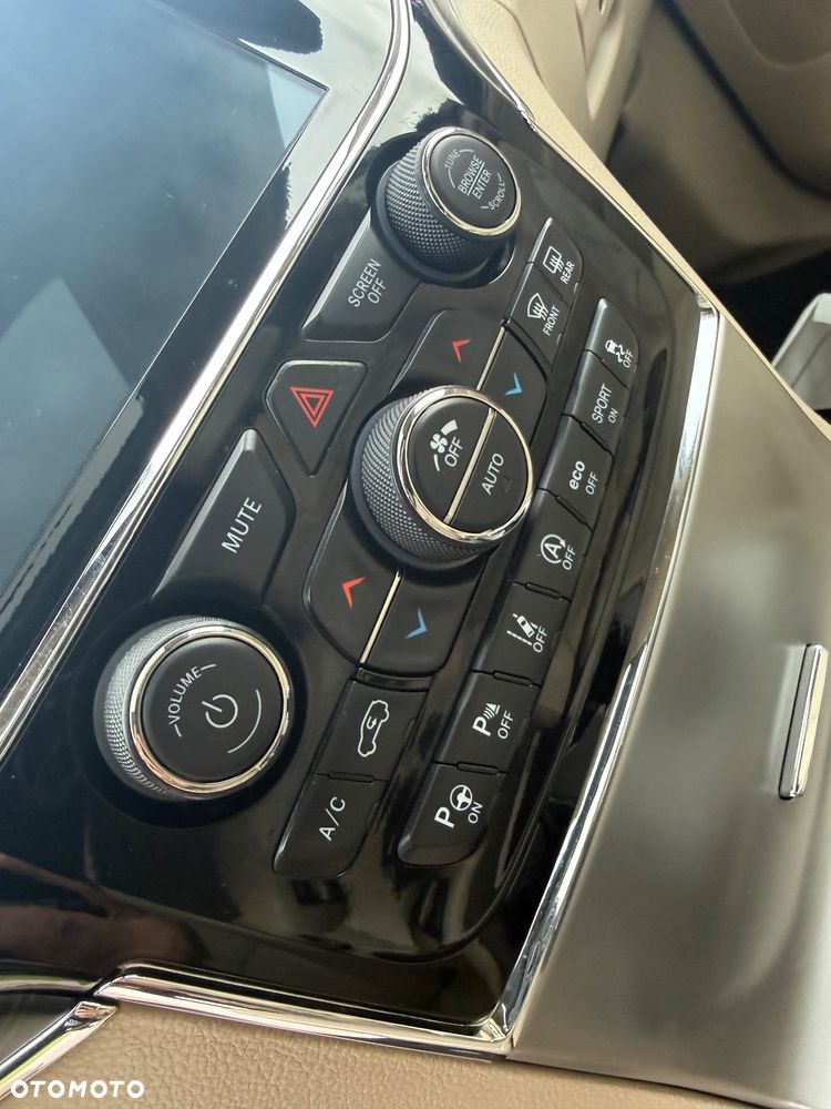 Jeep Grand Cherokee - 12