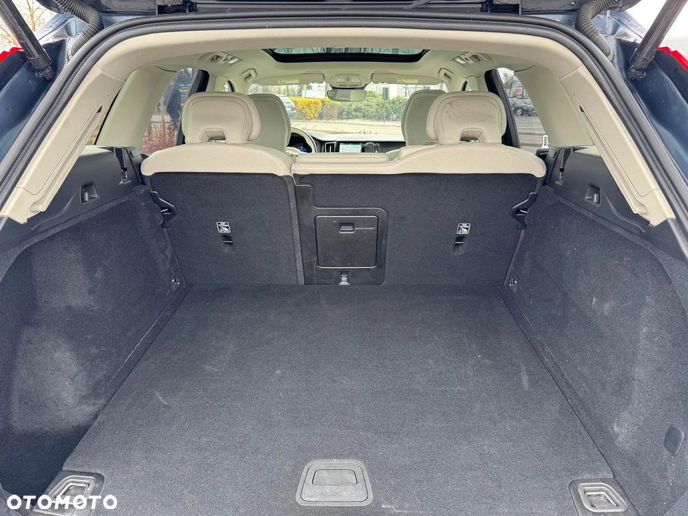 Volvo XC 60 B5 D AWD Plus Dark - 20