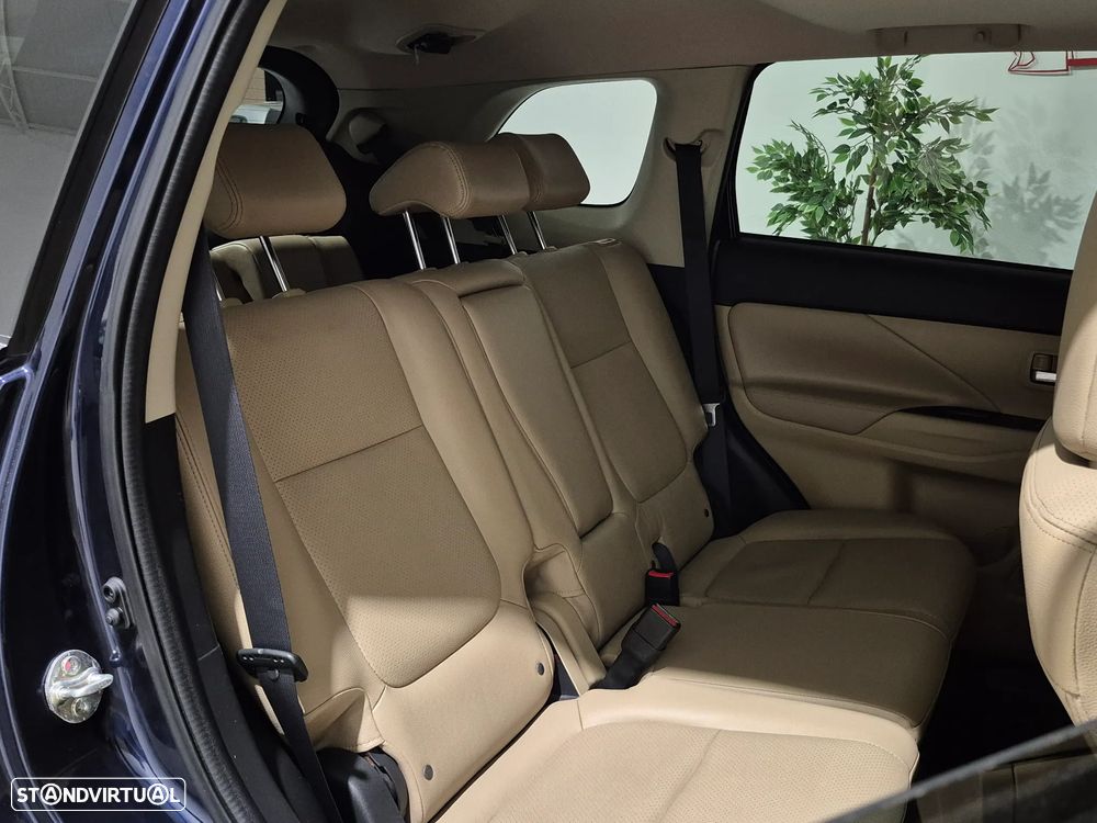 Mitsubishi Outlander 2.2 DI-D Instyle Navi - 32