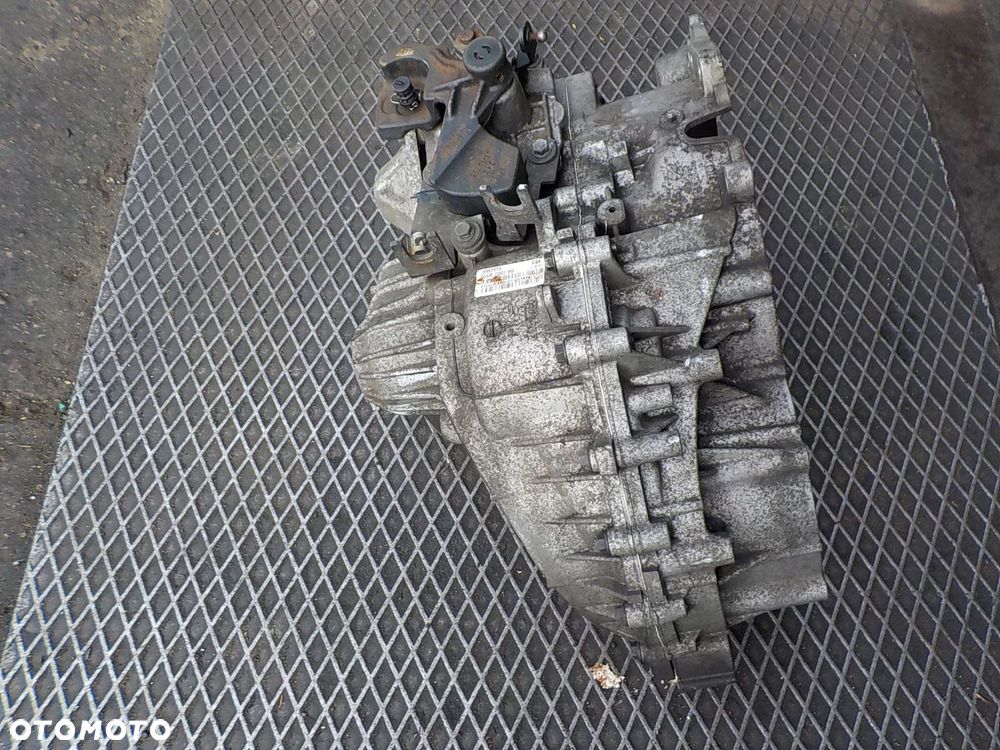 VOLVO V70 III SKRZYNIA BIEGÓW 2.4 D5 666R7002BB - 3