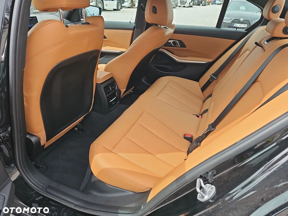 BMW Seria 3 318i M Sport - 24