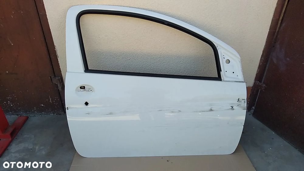 Toyota Aygo I drzwi prawe 3d przód