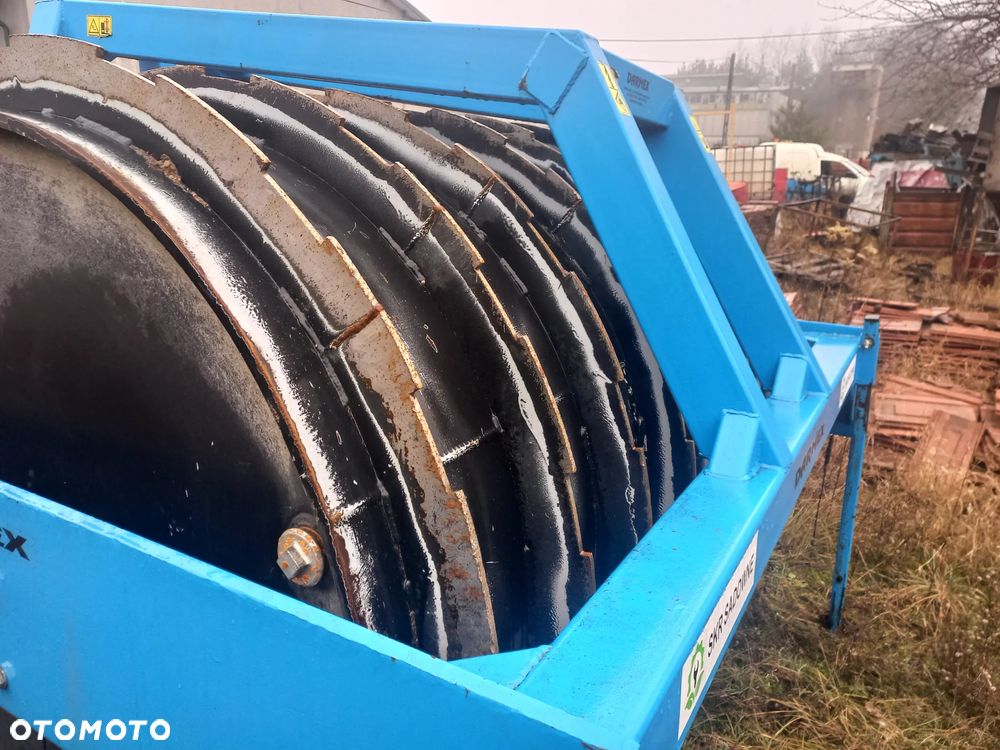 Wał pryzmowy 6 T  do sianokiszonki  , kukurydzy oraz do gniecenie torfowisk - 8