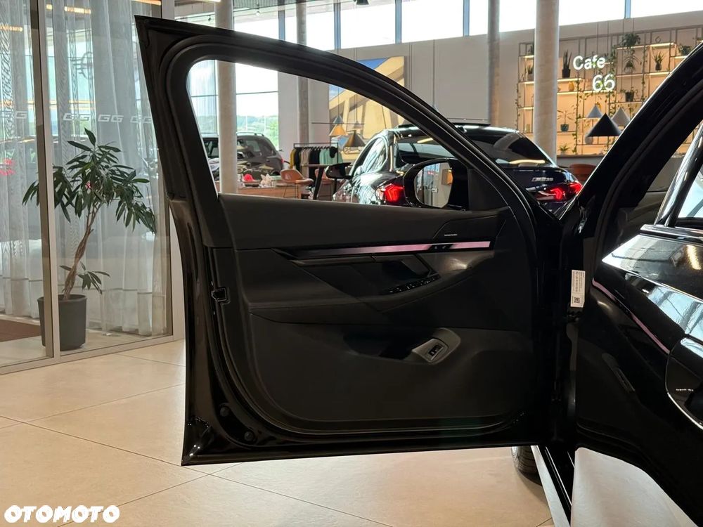 BMW Seria 5 520d xDrive mHEV M Sport - 8