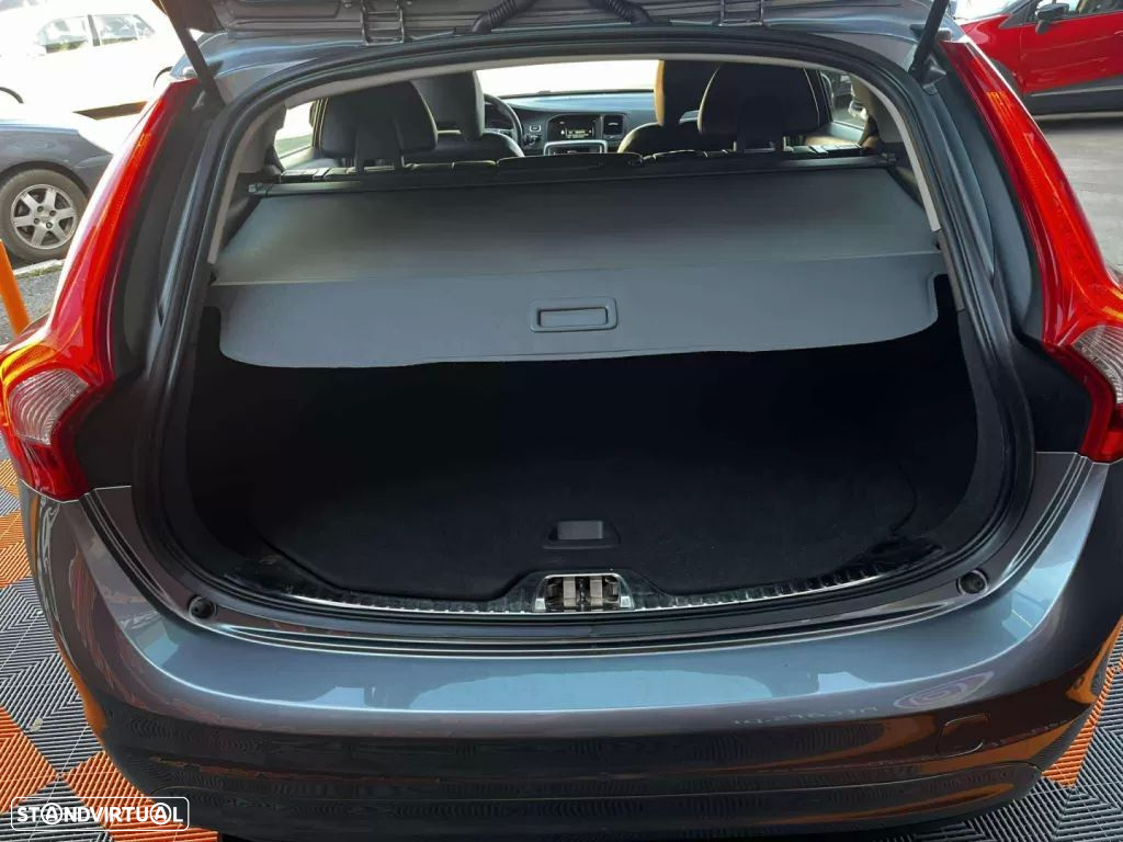 Volvo V60 2.0 D2 Momentum Drive - 16