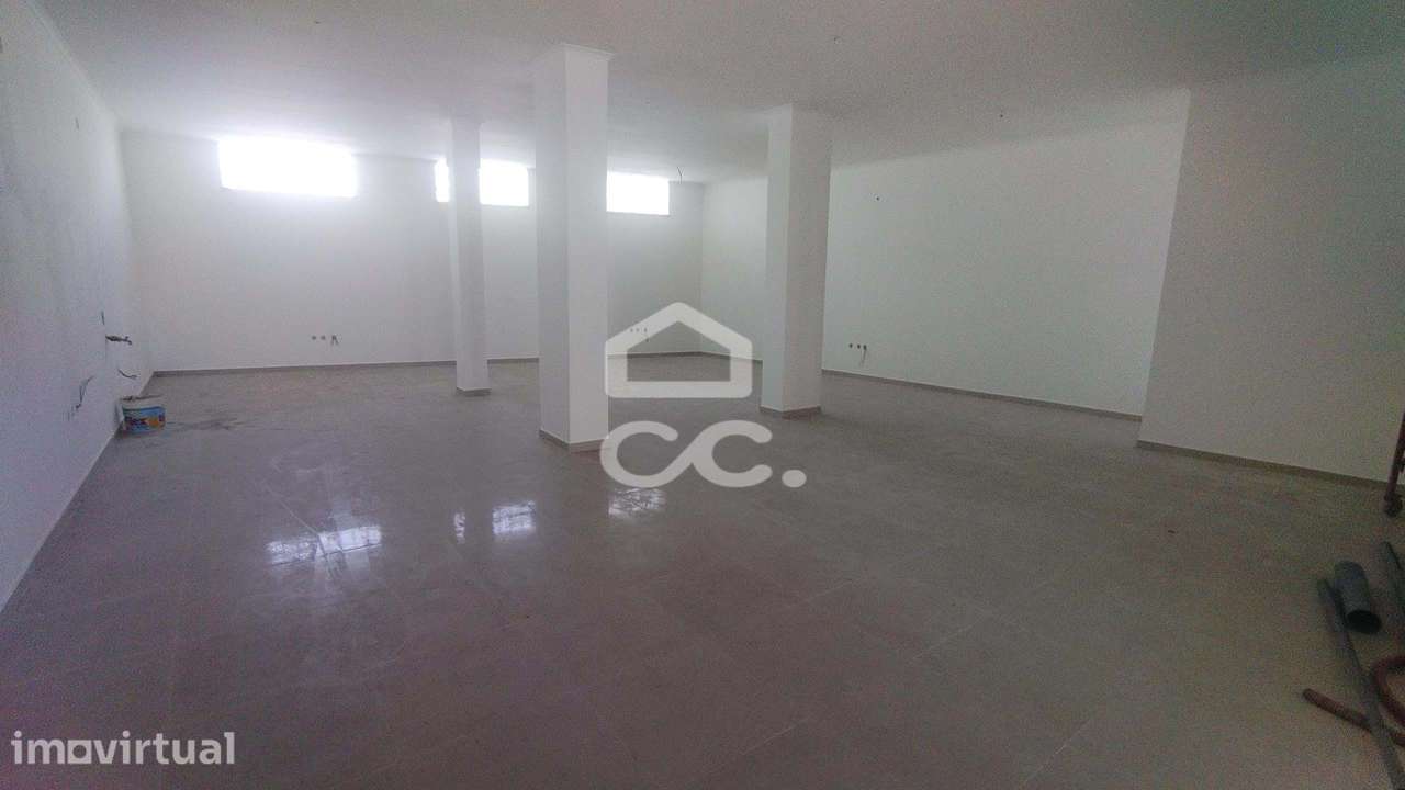 Loja com 200m2 de área no centro da Vila de Pataias-Alcobaça. - Grande imagem: 3/5
