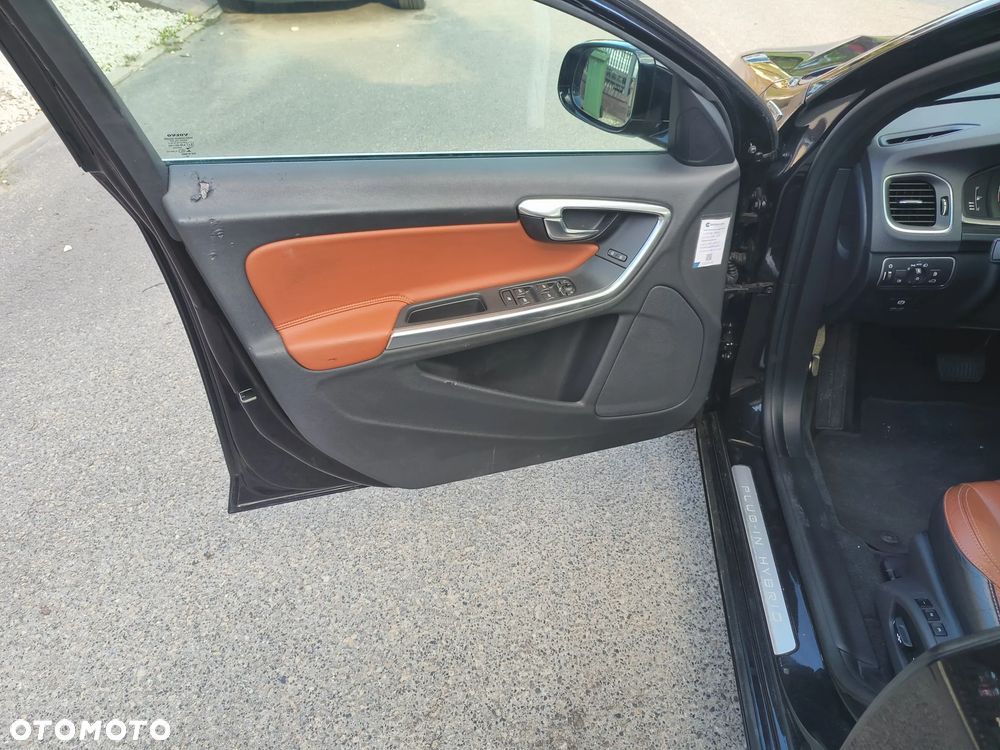 Volvo V60 D6 AWD Plug-in Hybrid R-Design Momentum - 18
