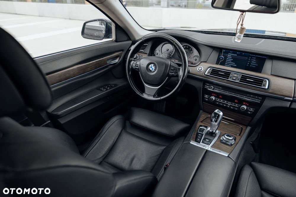 BMW Seria 7 750i L xDrive - 25