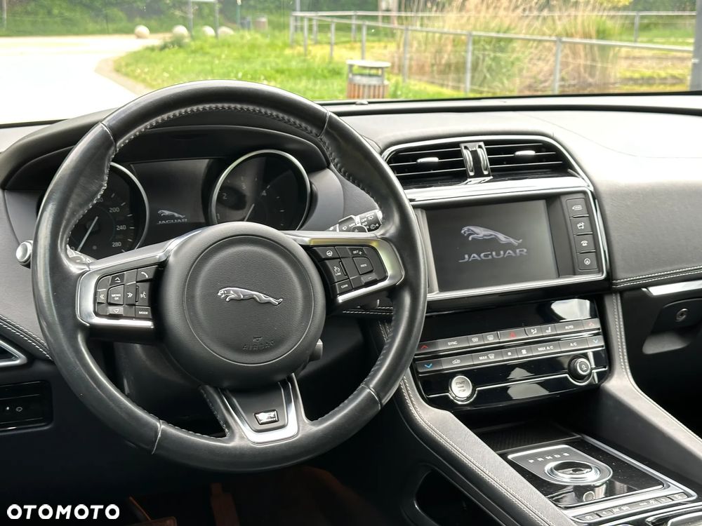 Jaguar F-Pace D200 AWD R-Dynamic HSE 90th Anniversary Edition - 16