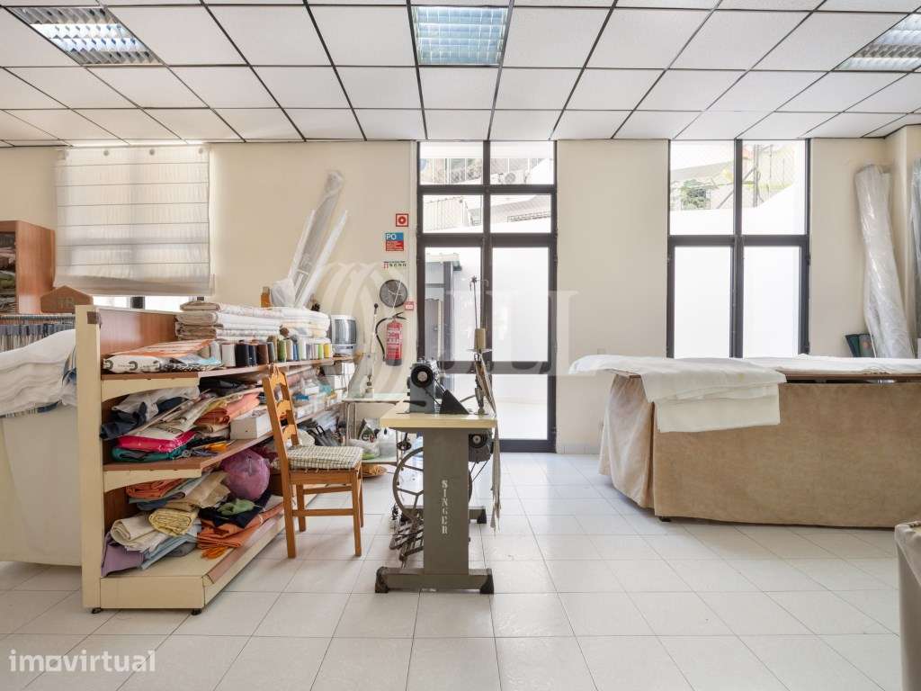 Loja comercial no centro de Quarteira no Algarve - Grande imagem: 4/20