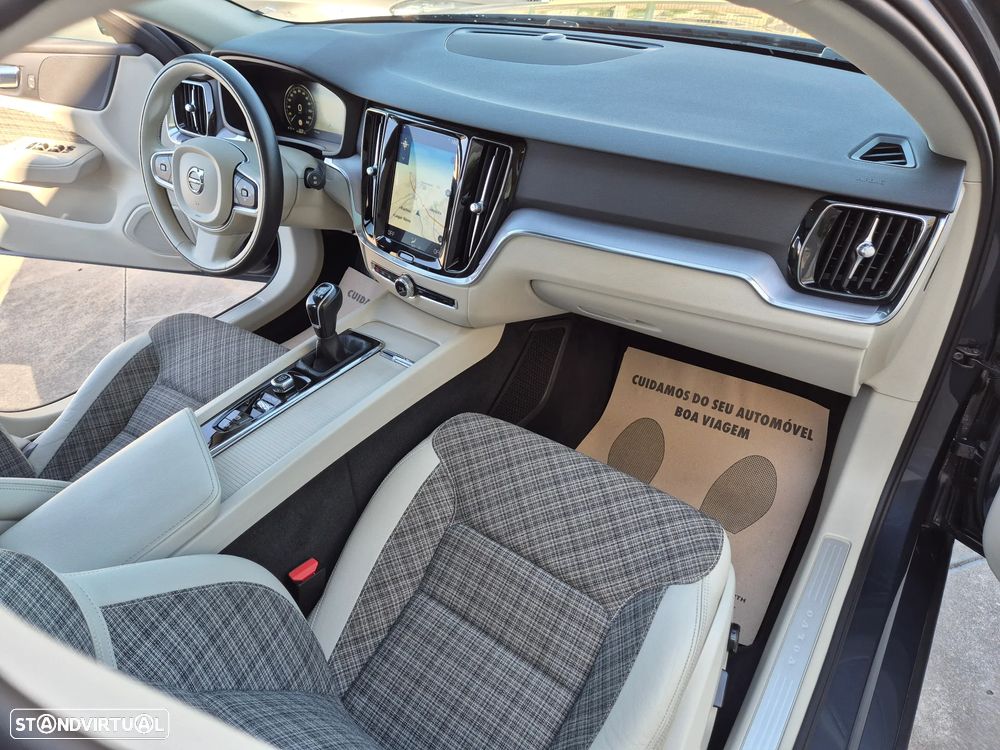 Volvo V60 2.0 D3 Momentum Plus - 40