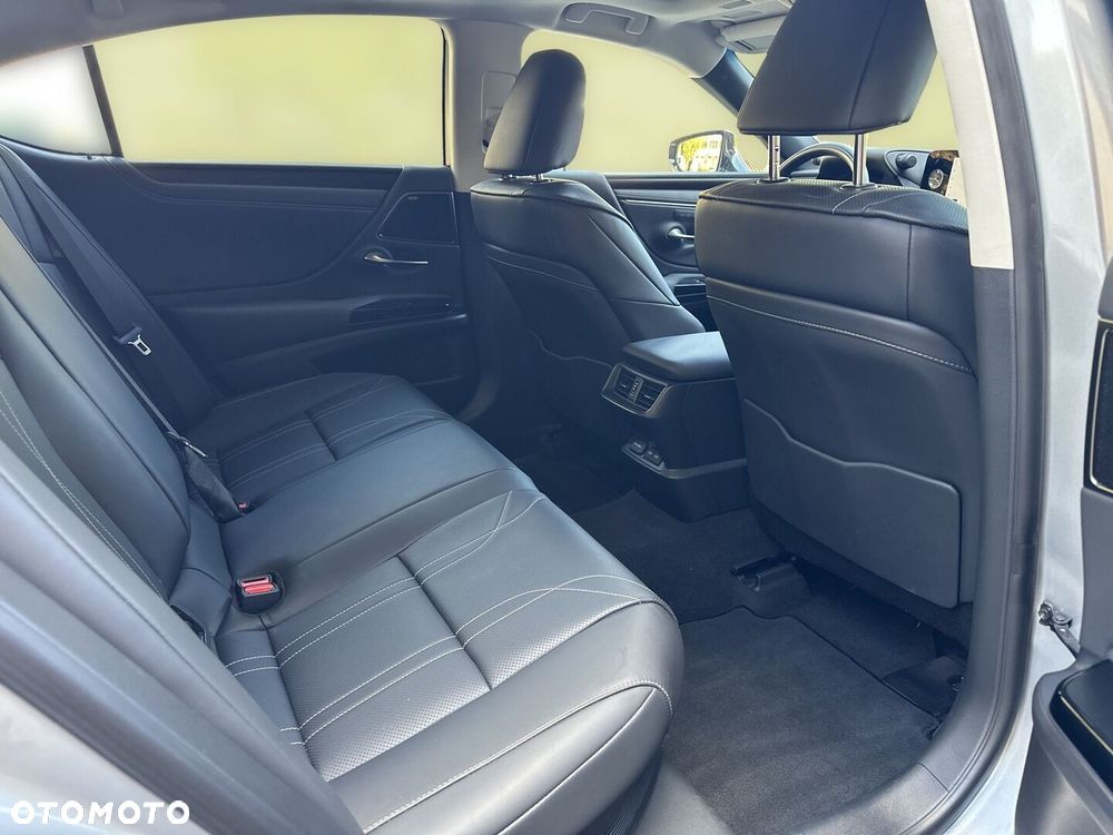 Lexus ES 300h Prestige - 16