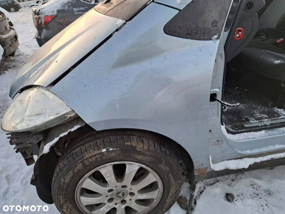 BŁOTNIK LEWY PRZÓD PRZEDNI MERCEDES A KLASA W169 KOD LAKIERU 391 - 1