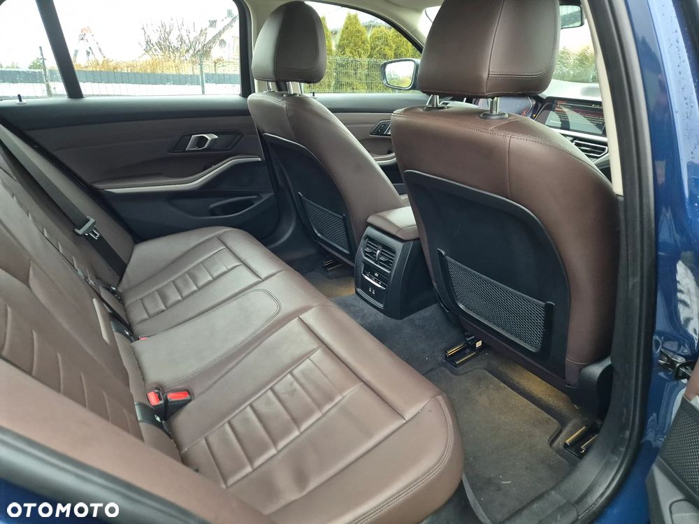 BMW Seria 3 318d Sport Line Shadow - 13